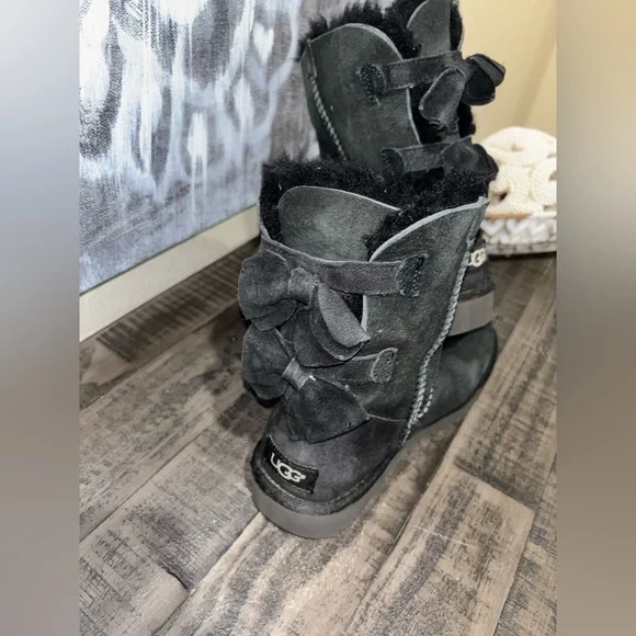 UGG Women's Bailey Bow II boots SZ 5 - Picture 6 of 6